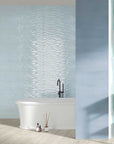 Bagno con piastrelle decorate in bicottura "Decoro Wave" della MGM, da 25x60cm della serie Calipso