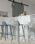 Ambiente con piastrelle decorate in bicottura "Decoro cementina" della MGM, da 25x60cm della serie Calipso