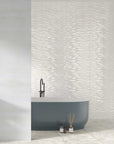 Bagno con piastrelle decorate in bicottura "Decoro Wave" della MGM, da 25x60cm della serie Calipso