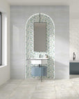 Ambiente con piastrelle decorate in bicottura della MGM, da 25x60cm della serie Calipso