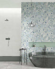 Ambiente con piastrelle decorate in bicottura "Decoro cementina" della MGM, da 25x60cm della serie Calipso