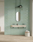 Bagno con piastrelle decorate in bicottura "Decoro Wave" della MGM, da 25x60cm della serie Calipso