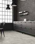 Ambiente con piastrelle effetto cemento in gres porcellanato della MGM, da 60x60cm della serie Industrial
