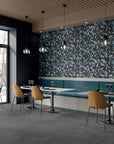 Ambiente con piastrelle di grande formato in pasta bianca della MGM, da 60x120cm della serie C.Art di colore Leaves Dark