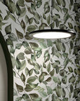 Ambiente con piastrelle di grande formato in pasta bianca della MGM, da 60x120cm della serie C.Art di colore Leaves Light