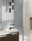 Bagno con piastrelle Spagnole decorate in bicottura della Mainzu, della serie Bellagio di colore blu, effetto arco