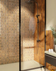 Bagno con piastrelle Spagnole decorate in bicottura della Mainzu, della serie Bellagio di colore caramello, effetto arco