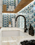 Cucina con piastrelle Spagnole decorate in bicottura della Mainzu, della serie Bellagio di colore blu, effetto scala