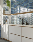 Cucina con piastrelle Spagnole decorate in bicottura della Mainzu, della serie Bellagio di colore blu, effetto scala