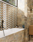 Bagno con piastrelle Spagnole decorate in bicottura della Mainzu, della serie Bellagio di colore caramello, effetto scala