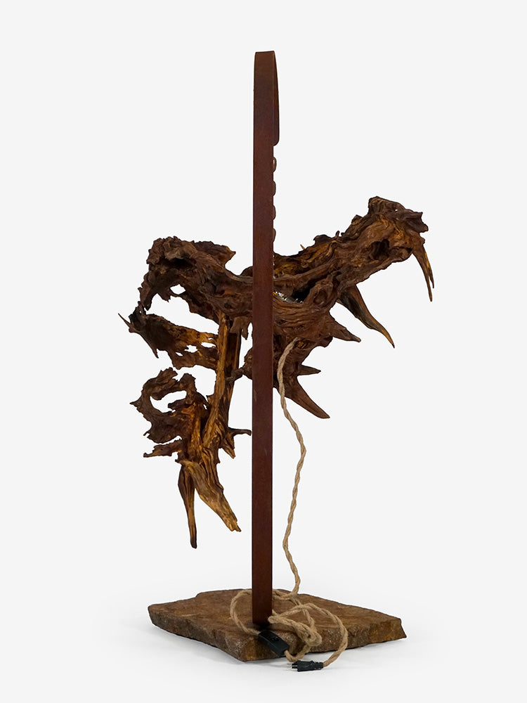 Lampada artigianale sospesa realizzata con radice naturale e struttura in ferro curvato, design unico fatto a mano in Italia.