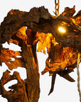 Lampada artigianale sospesa realizzata con radice naturale e struttura in ferro curvato, design unico fatto a mano in Italia.