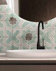 Bagno con piastrelle decorate Spagnole in bicottura della Mainzu, della serie Nazari, stile Iberia