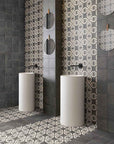 Bagno con piastrelle decorate Spagnole in gres porcellanato della Mainzu, della serie Norland, stile Britania