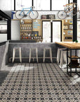 Locale con piastrelle decorate Spagnole in gres porcellanato della Mainzu, della serie Norland, stile Portland