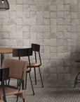Ristorante con piastrelle Spagnole in gres porcellanato della Mainzu, della serie Norland di colore Grey