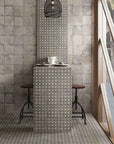 Bagno con piastrelle decorate Spagnole in gres porcellanato della Mainzu, della serie Norland, stile Devon