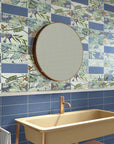 Bagno con piastrelle Spagnole in bicottura della Mainzu, della serie Jungle, di colore Blu con stile Eden