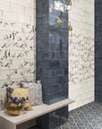 Ambiente con piastrelle decorate in Ceramica della Mainzu, della serie Esenzia, stile Fabola Blu