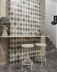 Ambiente con piastrelle decorate in Ceramica della Mainzu, della serie Esenzia, stile Fenice