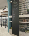 Ambiente con piastrelle decorate in Ceramica della Mainzu, della serie Esenzia, stile Fenice