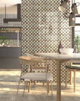 Ambiente con piastrelle decorate in Ceramica della Mainzu, della serie Esenzia, stile Gondola