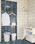 Bagno con piastrelle in Bicottura della Mainzu, della serie Livorno, blanco e blu
