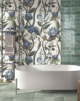 Bagno con piastrelle decorate in Gres porcellanato della Mainzu, della serie Murales Optym Mural Blue Leaves