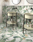 Bagno con piastrelle decorate in Gres porcellanato della Mainzu, della serie Murales Optym Mural Spring Leaves