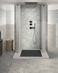 Bagno piastrellato con decori in bicottura, della marca MGM con colori tendenti al pastello, arredato in stile contemporaneo.