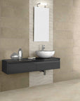 Bagno rivestito con piastrelle in 3D in pasta bianca stile onda satinata della Cotto Petrus, da 25x75cm