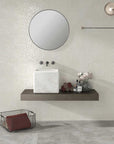 Bagno rivestito con piastrelle in effetto 3D decorate in pasta bianca della Cotto Petrus colore Pearl Lucido