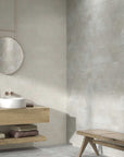 Bagno rivestito con piastrelle decorate in pasta bianca della Cotto Petrus, della serie Stanford