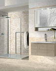 Bagno piastrellato con decori e muretto in bicottura della marca MGM di colore beige, arredato in stile contemporaneo.