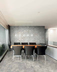 Sala da pranzo con piastrelle decorate in bicottura della marca MGM, color grigio, arredata in stile contemporaneo.