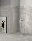 Bagno rivestito con piastrelle in effetto cemento decorate in pasta bianca della Cotto Petrus