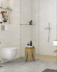 Bagno rivestito con piastrelle decorate in pasta bianca della Cotto Petrus, della serie Stanford