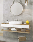 Bagno rivestito con piastrelle decorate in pasta bianca della Cotto Petrus, della serie Stanford