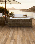 Terrazza con piastrelle effetto legno in gres porcellanato della Ceramica Rondine, serie Aspen