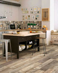 Cucina con piastrelle effetto legno in gres porcellanato della Ceramica Rondine, serie Aspen