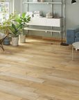 Salotto con piastrelle effetto legno in gres porcellanato della Ceramica Rondine, serie Aspen