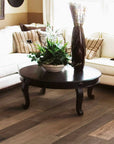 Salotto con piastrelle effetto legno in gres porcellanato della Ceramica Rondine, serie Aspen