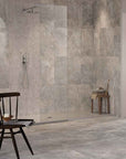 Bagno rivestito con piastrelle effetto pietra in gres porcellanato della Ceramica Rondine, serie Ardesie