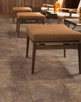 Salotto con piastrelle effetto pietra in gres porcellanato della Ceramica Rondine, serie Ardesie