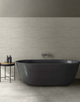 Bagno rivestito con piastrelle in pasta bianca della MGM, da 30X90cm della serie Fabric in stile Wave