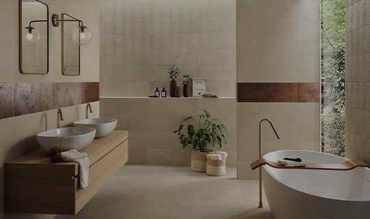 Bagno con piastrelle e rivestimenti in effetto pietra di colore beige