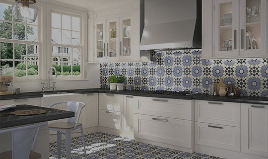 Splendida cucina con piastrelle decorate spagnole in cotto di colore bianco e blu