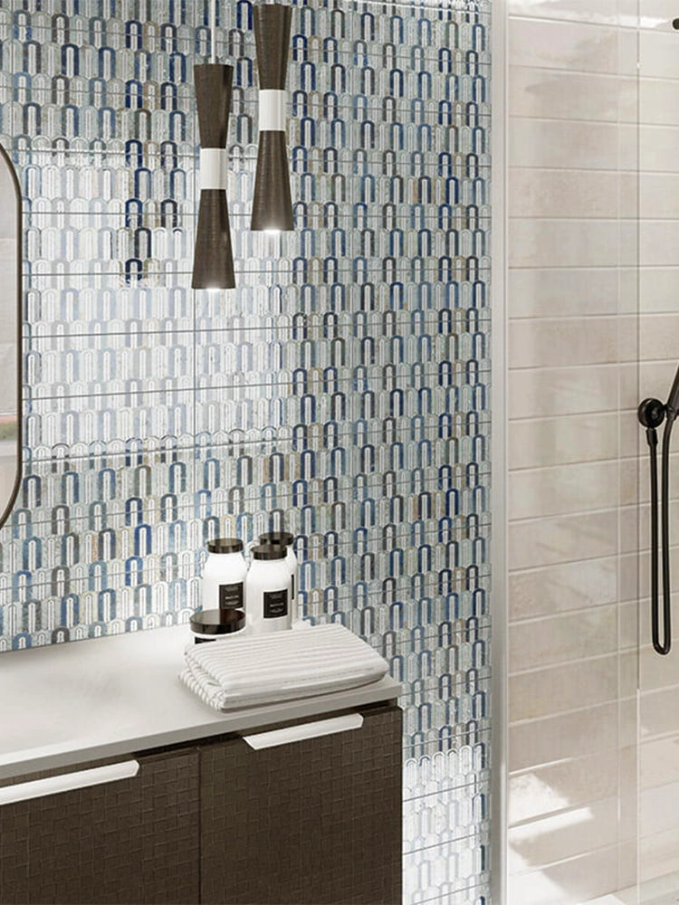 Bagno con piastrelle Spagnole decorate in bicottura della Mainzu, della serie Bellagio di colore blu, effetto arco