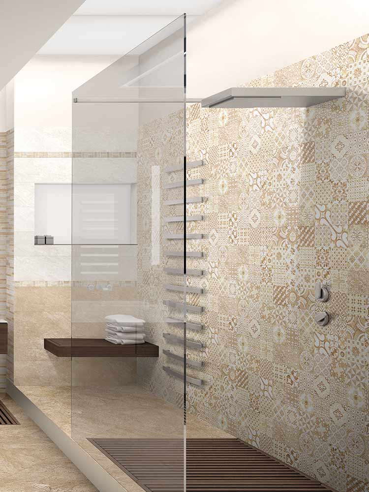 Bagno con piastrelle in bicottura decorate da 20x50cm della marca MGM, colorate di beige, spesse 8,5mm.