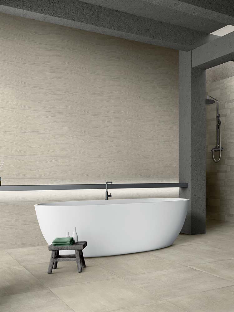 Bagno rivestito con piastrelle in pasta bianca della MGM, da 30X90cm della serie Fabric in stile Wave